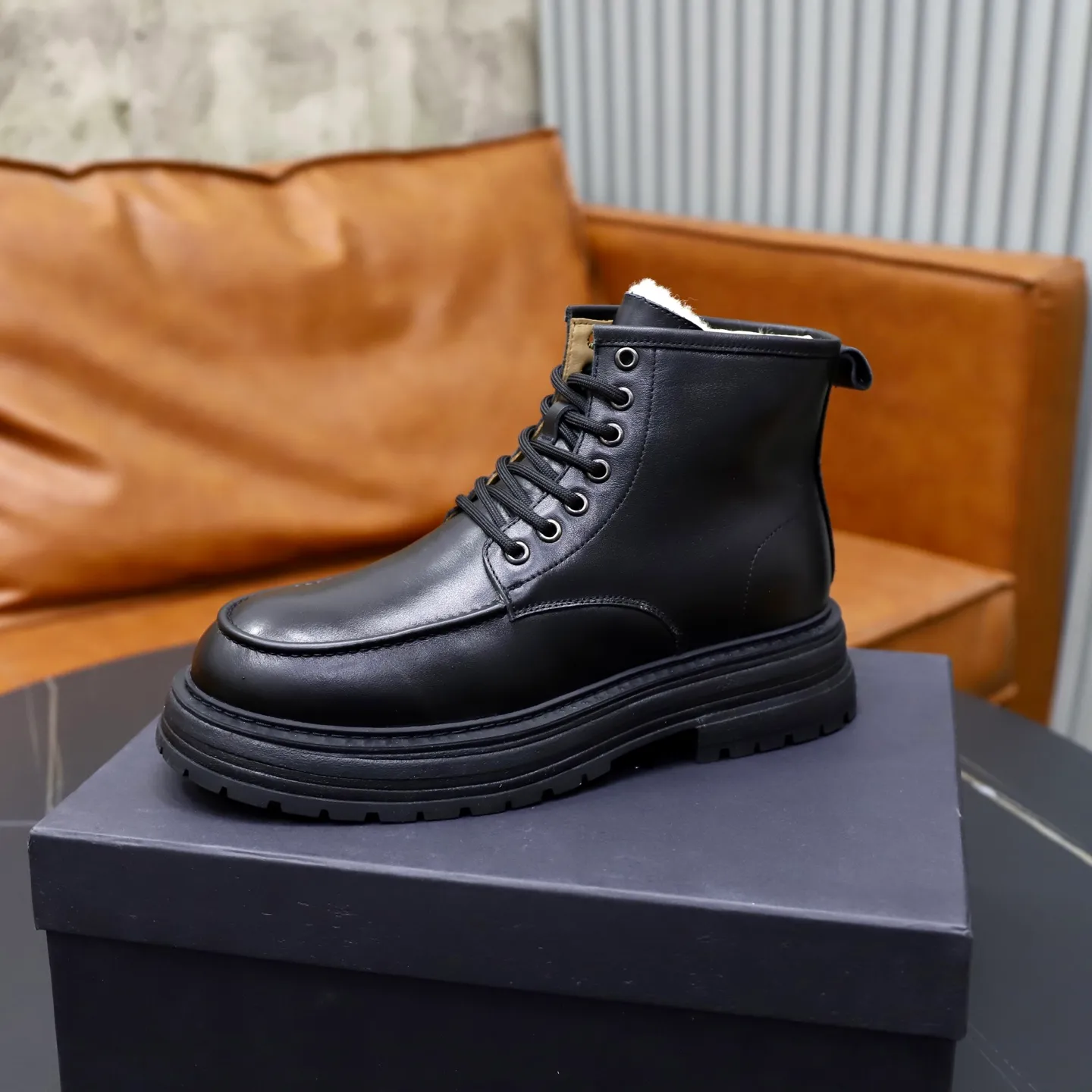 Ex-factory price: 680💰Thick wool imported from Australia Brand: UGG genuine purchasing agent Size: 38-44 (customized in 45) Grade: Official website 1:1 Material: First-layer genuine leather waterproof and antifreeze upper Real wool lining Original non-slip Soft wear-resistant outsole Style category: Men's casual shoes Trendy style Comfortable on the feet Color: Official website color synchronization